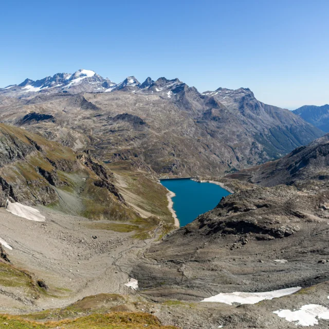 Paesaggio estivo con vista sul lago