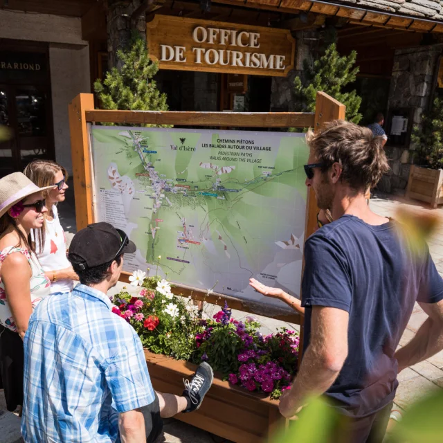 Office de Tourisme de Val d'Isère en été et son plan du village