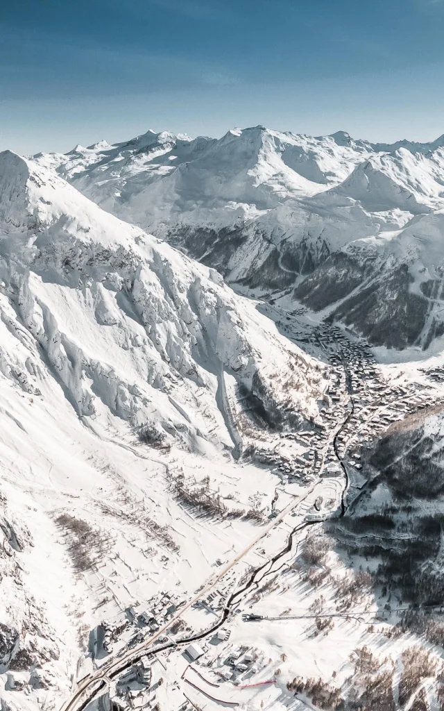 Magnifique vue en hauteur du village de Val d'Isère et son domaine en hiver