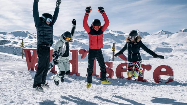 Sciatori e snowboarder davanti alle lettere della Val d'Isère