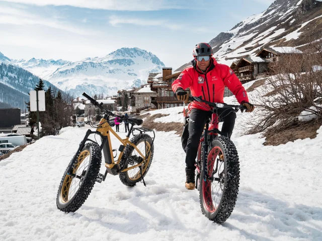 Fatbike électrique au Fornet sur le chemin du Pont St Charles à Val d'Isère