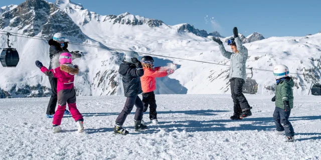 Famiglia con bambini che si diverte sulla neve Solaise in Val d'Isère