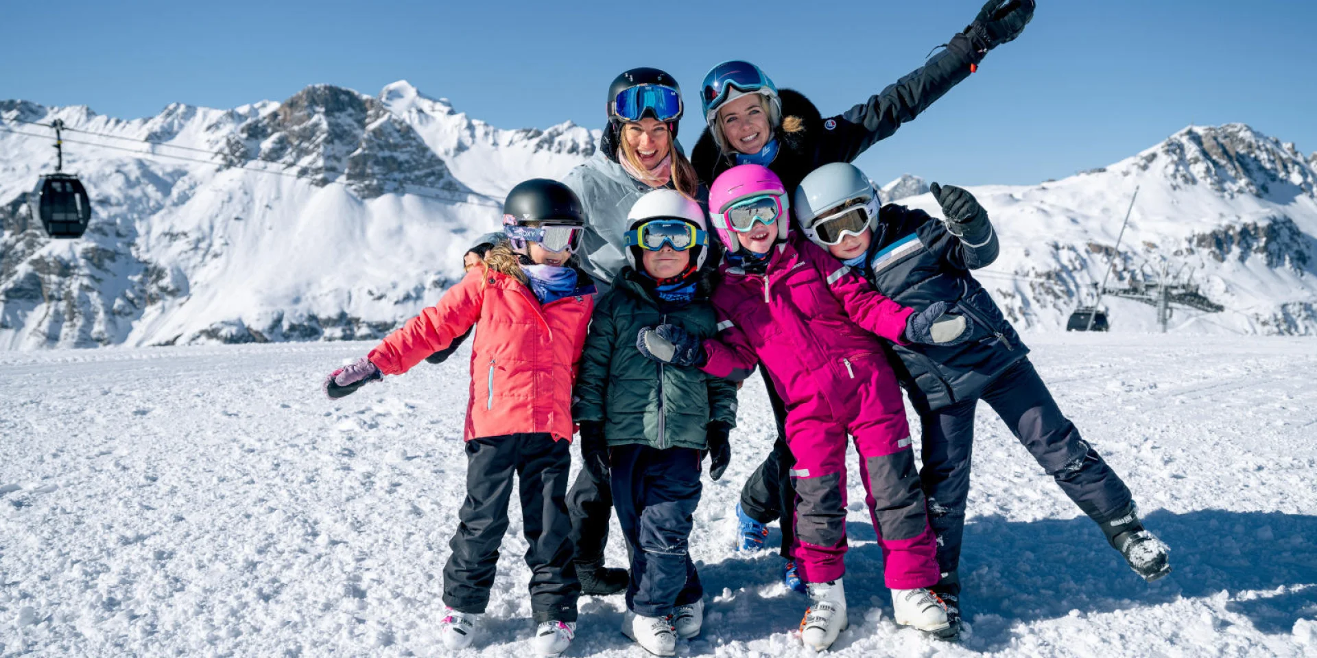 Famille avec enfants au sommet de Solaise en hiver à Val d'Isère