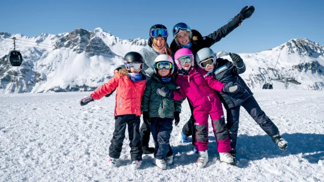 Famiglia con bambini in cima alla Solaise in inverno in Val d'Isère