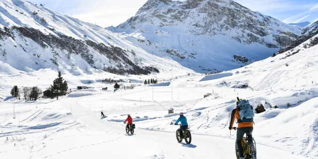 Trois personnes en Fatbike électrique sur les pistes du Manchet à Val d'Isère