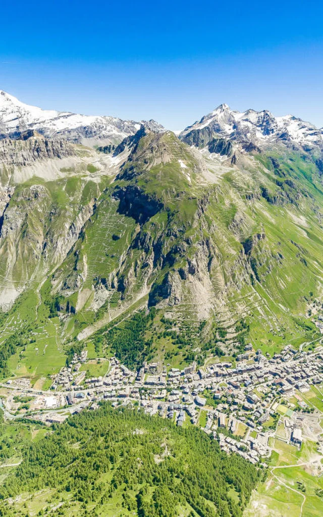 Vista aerea del villaggio di Val d'Isère in estate