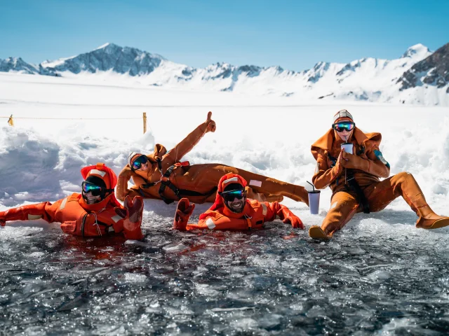 Fun entre amis - ice floating