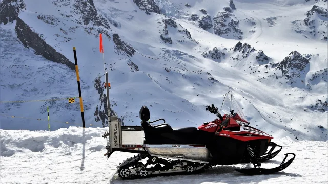 Motoneige à l'arrêt