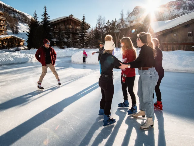 Groupe d'amis a la patinoire