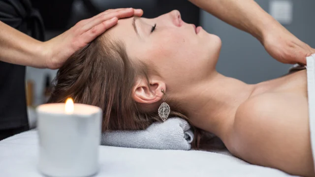 Espace Bien-Etre du Centre Aquasportif de Val d'Isère avec une personne qui reçoit un soin du visage relaxant