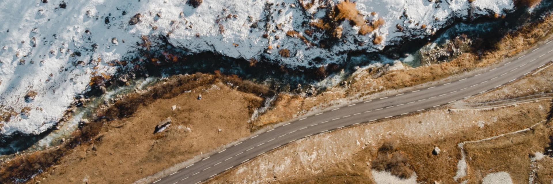 Vue drone neige et route