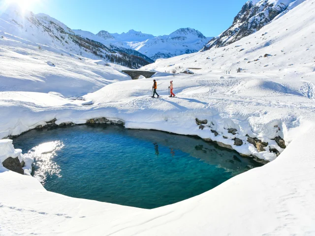 Il ponte Saint-Charles sotto la neve con gli escursionisti invernali