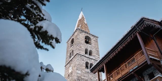 L'église de Val d'Isère au cœur du village en hiver