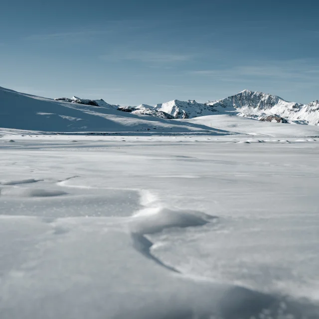 Il Lac de l'Ouillette in inverno innevato in Val d'Isère