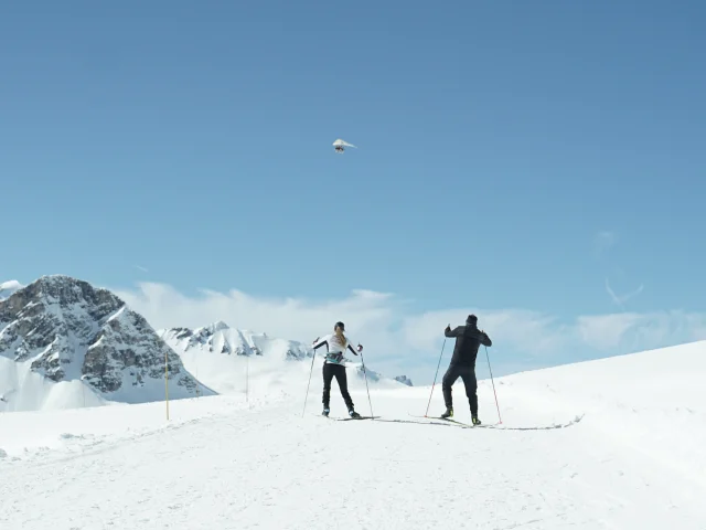 Ski de fond autour du Lac de l'Ouillette en hiver à Val d'Isère