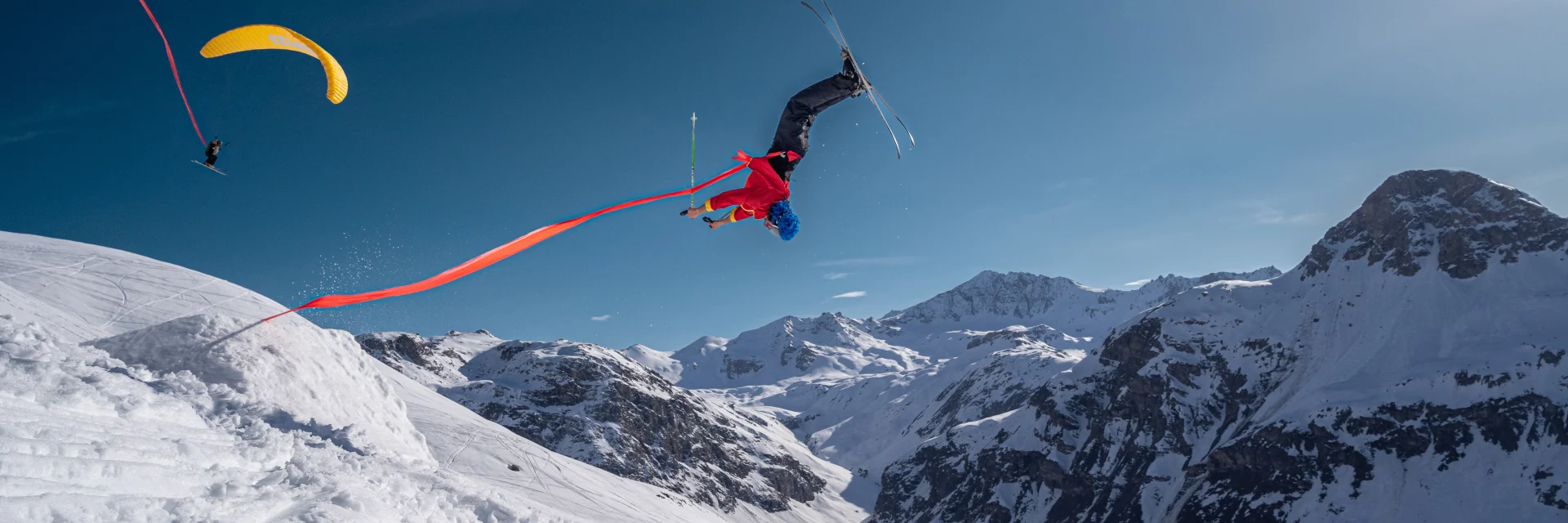 Figures en ski et parapente pendant le Léo's Invitational 2023