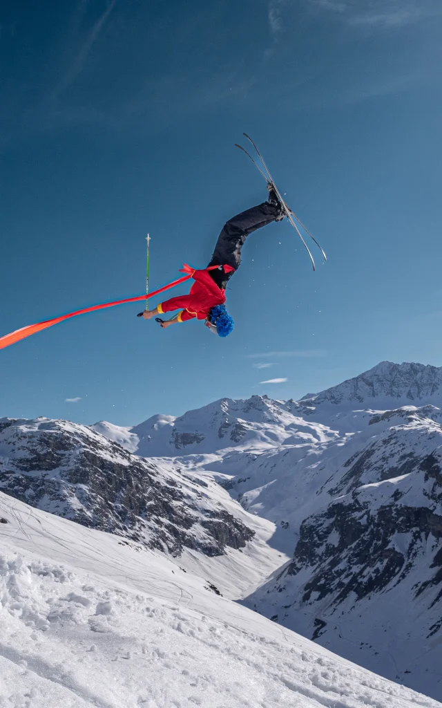 Figures en ski et parapente pendant le Léo's Invitational 2023