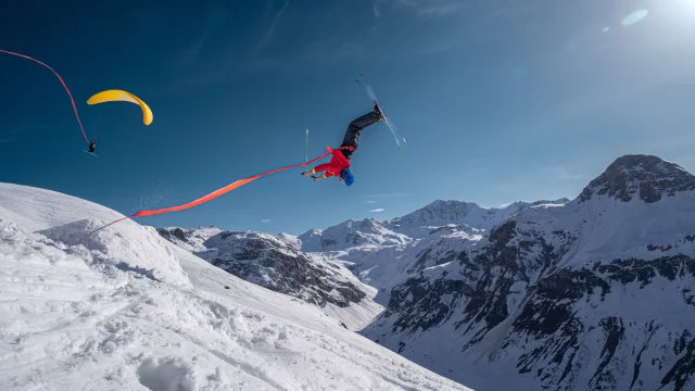 Figures en ski et parapente pendant le Léo's Invitational 2023