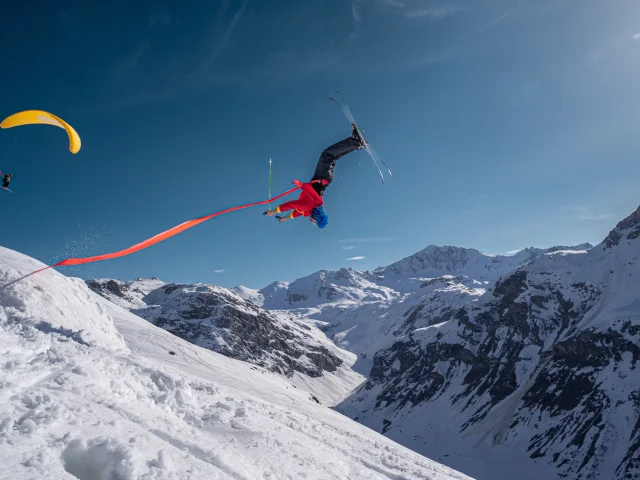 Figures en ski et parapente pendant le Léo's Invitational 2023