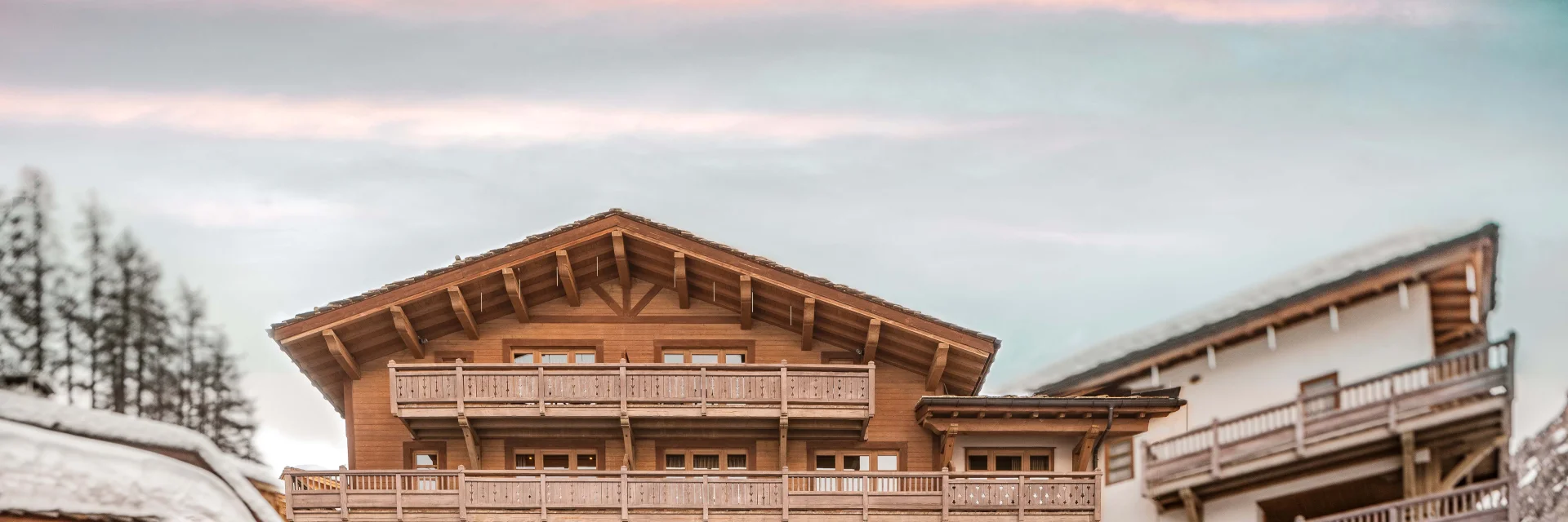 Façade en hiver de l'Hôtel Les Barmes de l'Ours à Val d'Isère