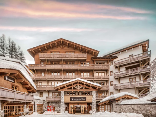 Façade en hiver de l'Hôtel Les Barmes de l'Ours à Val d'Isère