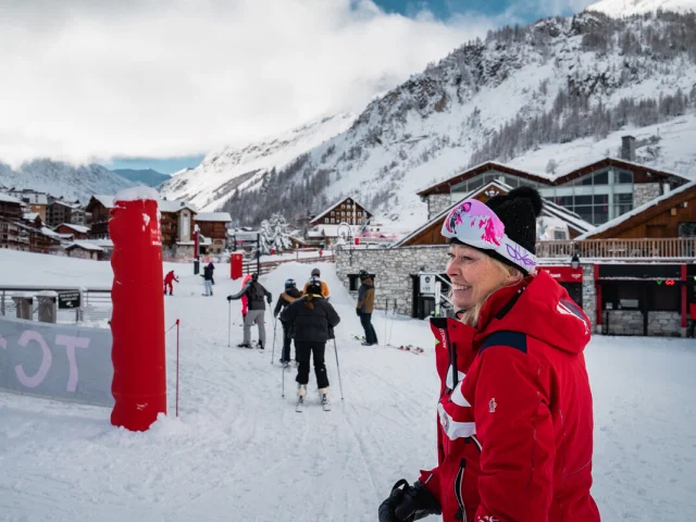 Monitrice ESF sur le front de neige à Val d'Isère