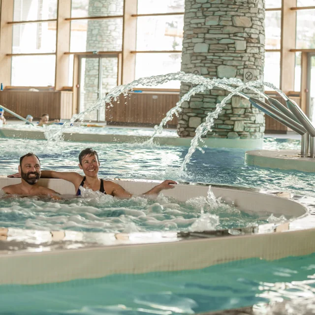 Couple en train de se baigner à la piscine du Centre Aquasportif de Val d'Isère