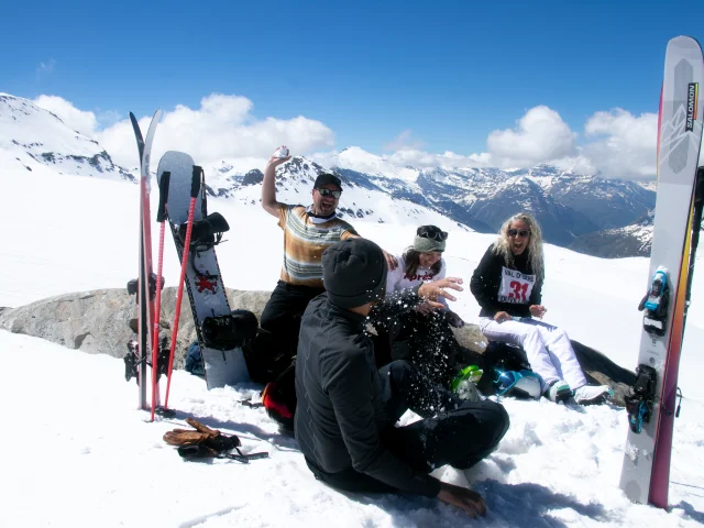 Ski d'été entra amis sur le glacier