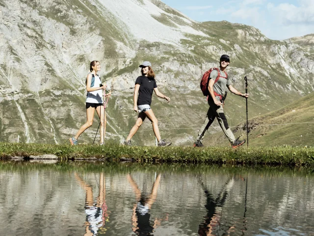 Randonnée entre amis à Val d'Isère en été