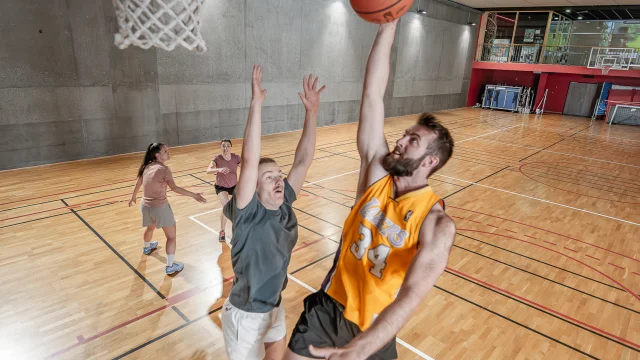 Basket dans l'espace Salle Multi-sports du Centre Aquasportif de Val d'Isère