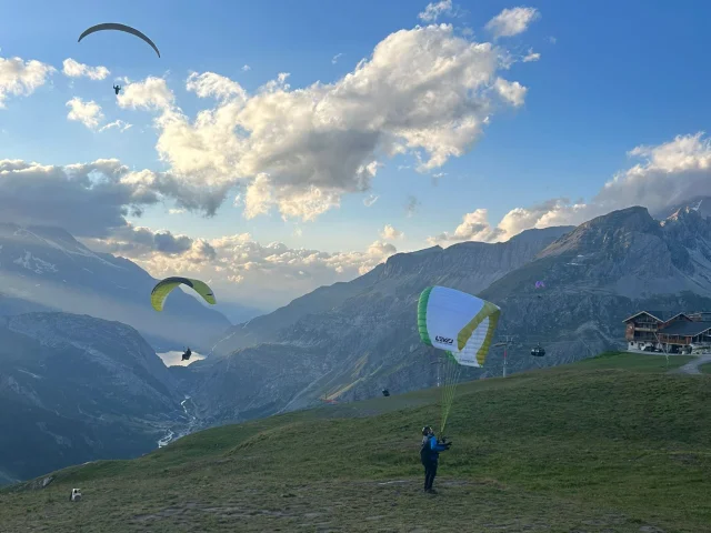 Parapentes en été à Solaise