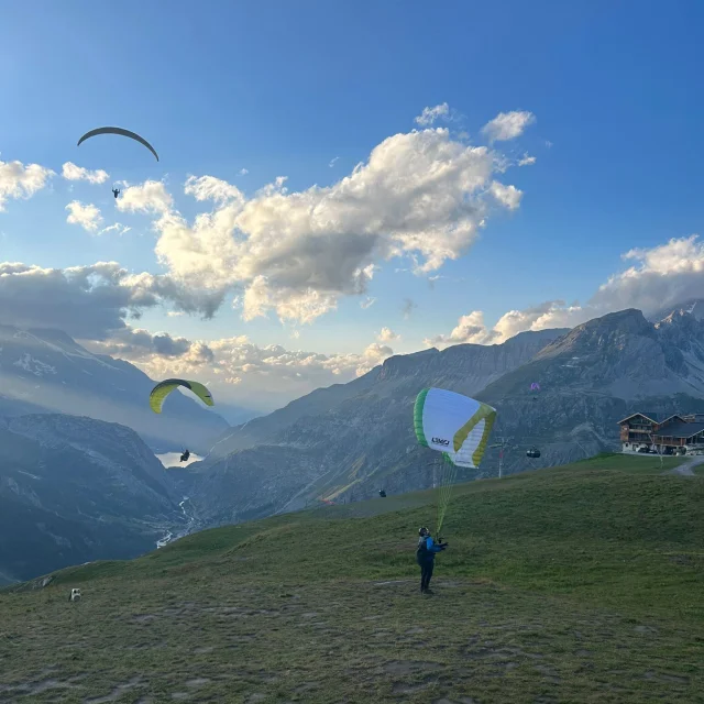 Parapentes en été à Solaise