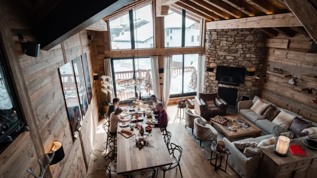 Soggiorno e sala da pranzo dello Chalet con Servizi Rocca in Val Disere