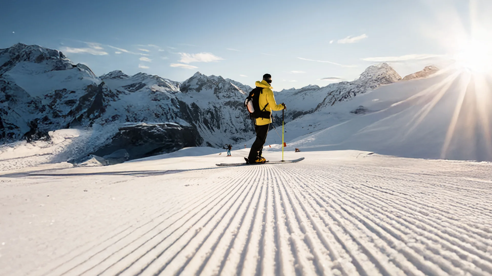 Homme en skis regardant le paysage