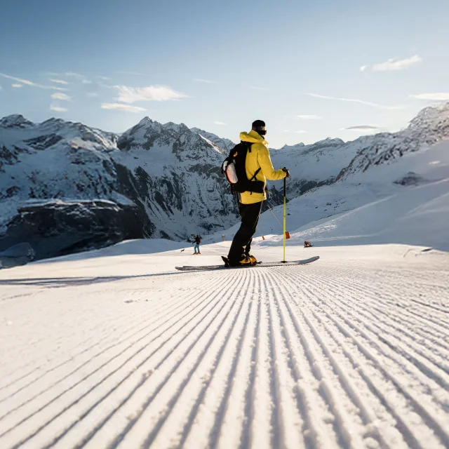 Homme en skis regardant le paysage