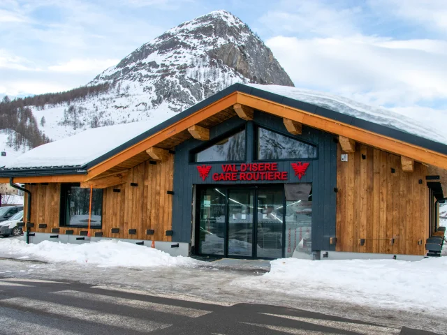 La stazione degli autobus di La Daille in inverno