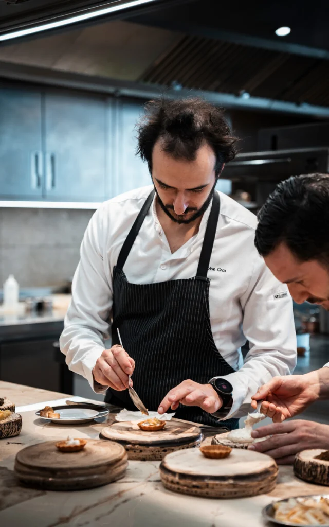 Le Chef Antoine Gras en cuisine - La Table de l'Ours