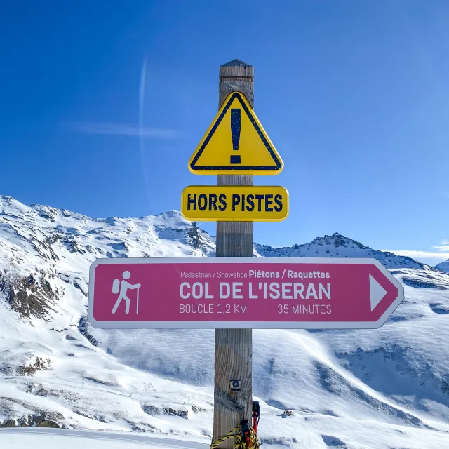 Segnale di pietrisco sul colle di Liseran in inverno