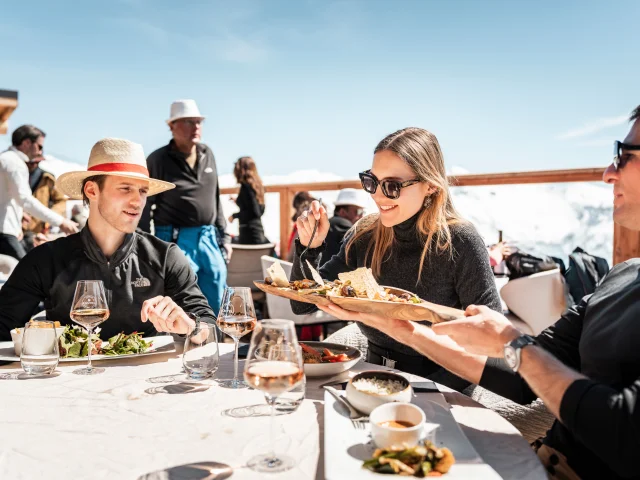 Con gli amici sulla terrazza della Maison Louly